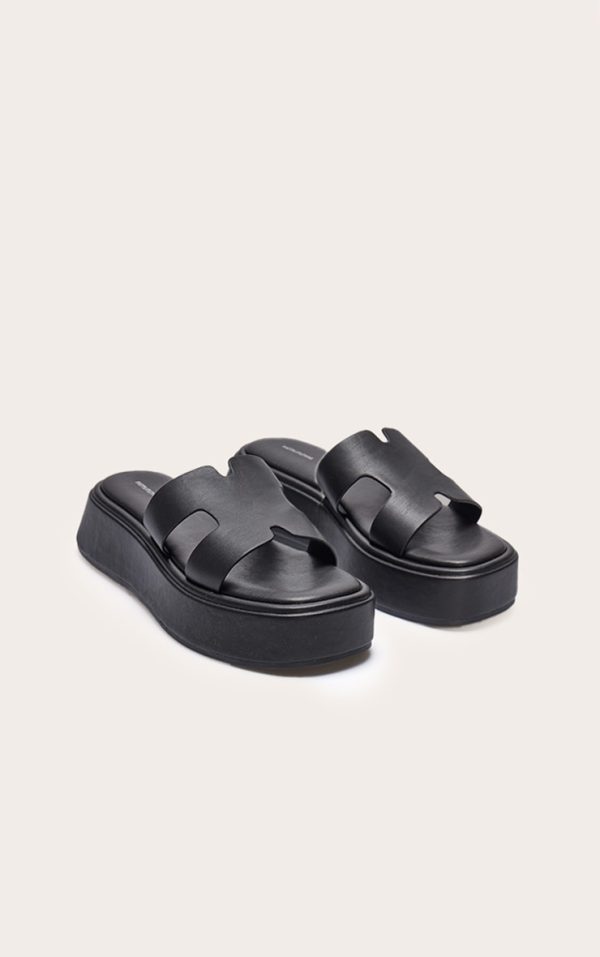 00c7d58b42720873135a1b382b1d106c2722d606_CNL6594_2_black_pu_strap_round_toe_flatform_sandals