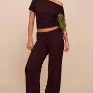 00d48528329f3bb511928286e5c338a19c0de3ec_CNM9211_3_chocolate_textured_knit_off_the_shoulder_top