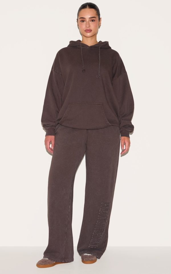 01142bda871ccc4ef92e644c8d836651a7da44b4_CNL9392_3_prettylittlething_shape_chocolate_hoodie