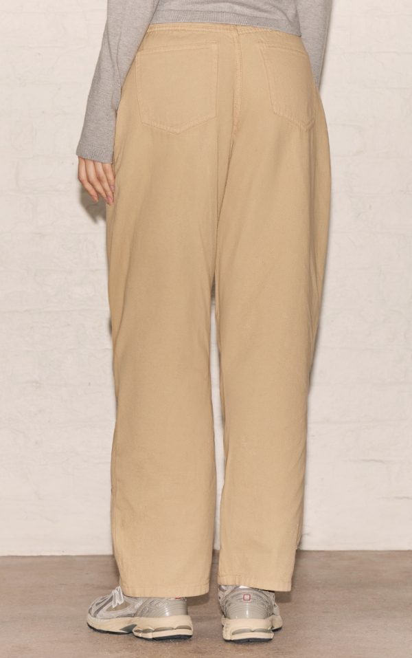 01e3e40ebfd9343f1f5dfa917e7fccf4f6e39a87_CNK9216_3_sand_carpenter_seam_detail_jeans-1