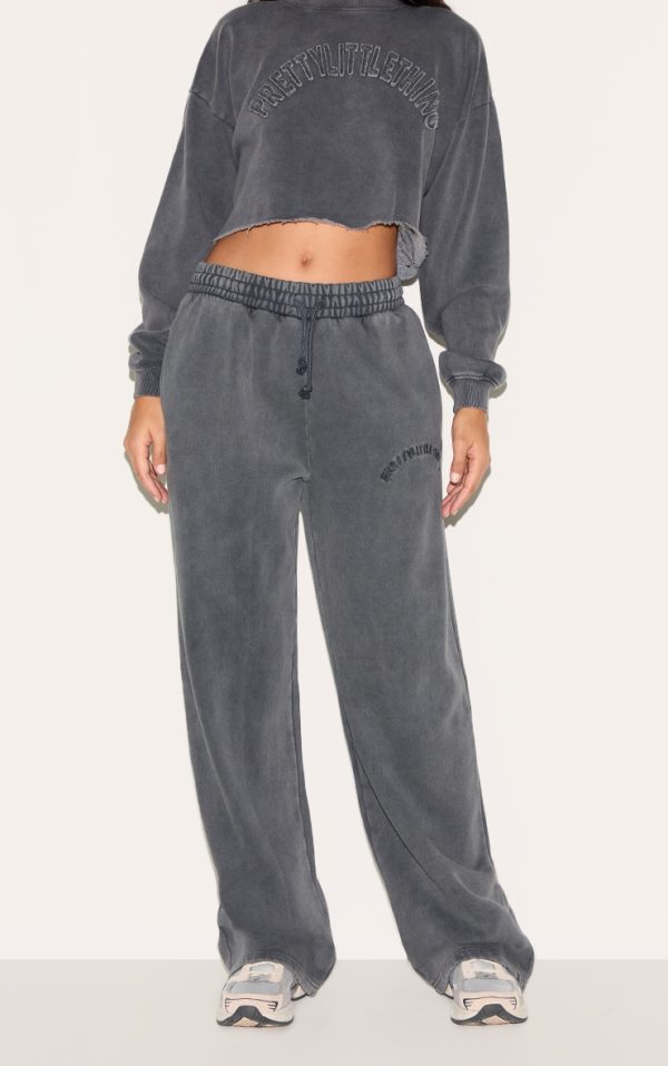 03204960372c6c56e266a9969dd7b6362f960594_CNI5637_2_prettylittlething_tall_charcoal_blue_extreme_oversized_drawstring_wide_leg_joggers