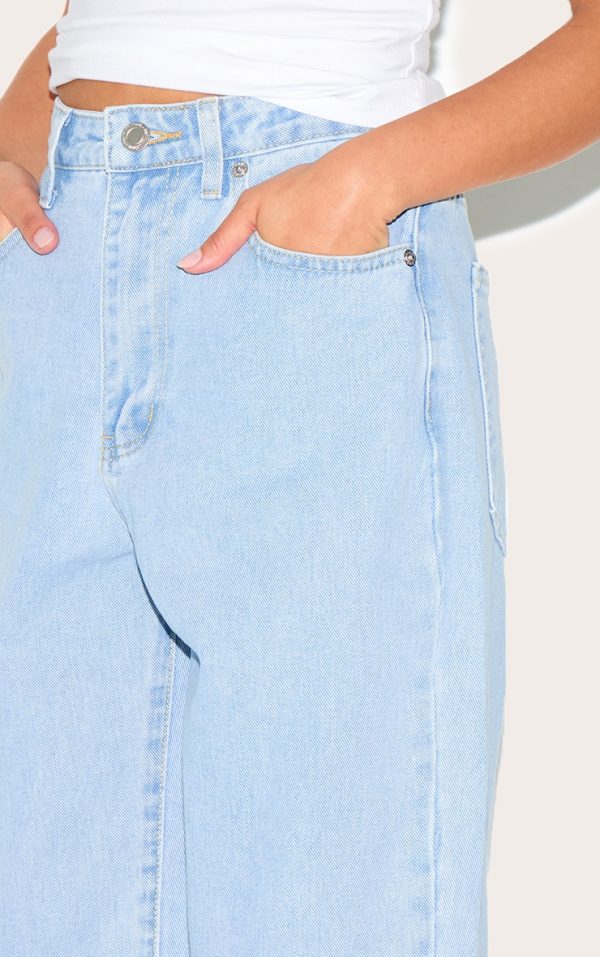 033381fab29d1dcfd6470324edd6e56bb7db24c6_CNM0386_4_prettylittlething_petite_light_blue_high_waist_mom_jeans