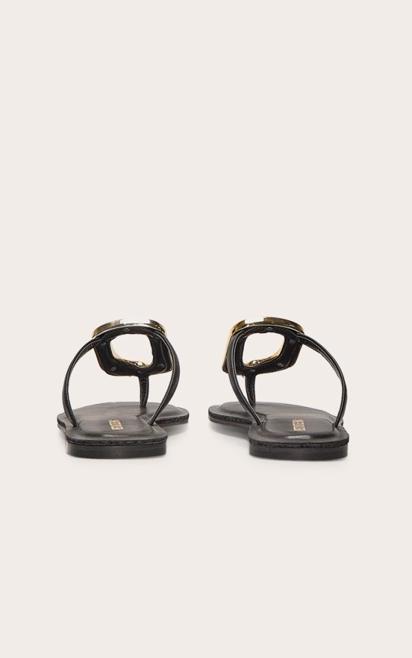 03d6a98751e376d1b94a1363000f7932e53e7eec_CNL8149_3_black_pu_square_toe_thong_trim_detail_resin_sole_flat_sandals