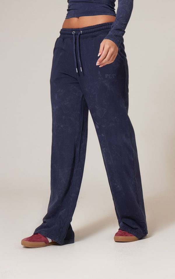 03f3c21608b6712fdfc5a78f09d0b1dd1e335e67_CNK5071_2_prettylittlething_navy_washed_low_rise_oversized_wide_leg_joggers