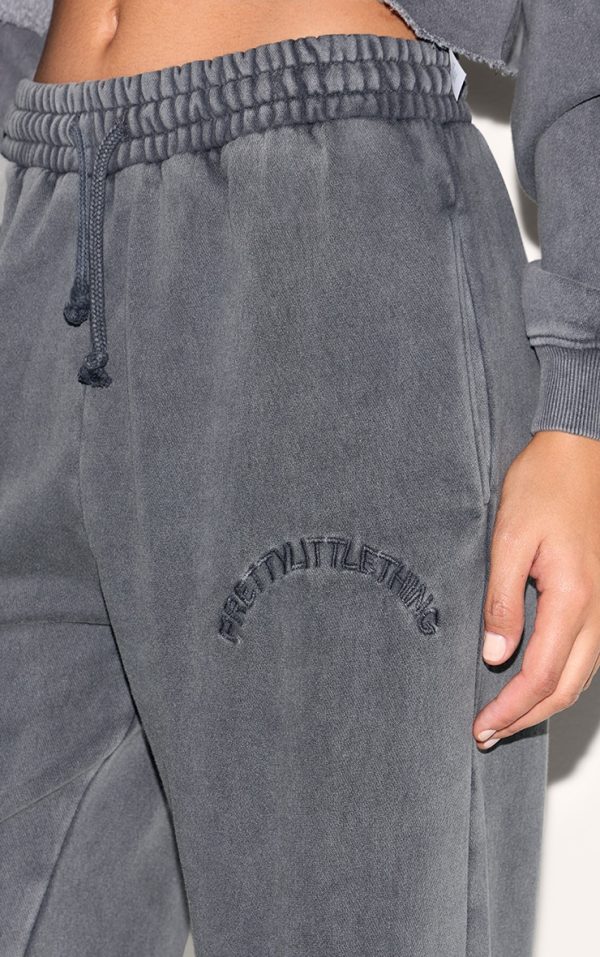04f3044dbde2f15d19e201c52b2e11aee386304b_CNI5637_4_prettylittlething_tall_charcoal_blue_extreme_oversized_drawstring_wide_leg_joggers