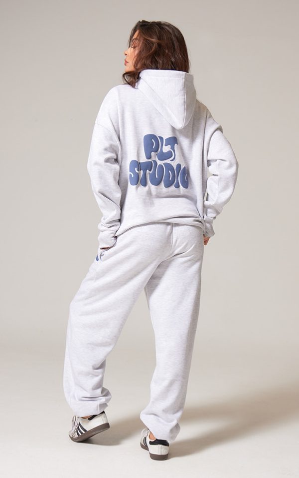 061a4b77b1585707eb012f349c493b347aeb676e_CNK1742_3_prettylittlething_ash_grey_premium_studio_print_oversized_hoodie