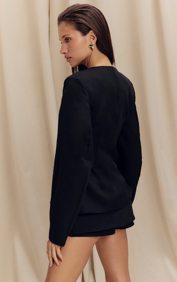 0680afc6f3e87c53f2e3ebf0a779fd9067a57f67_CNM2912_2_black_woven_cinched_waist_cocoon_sleeve_button_up_blazer