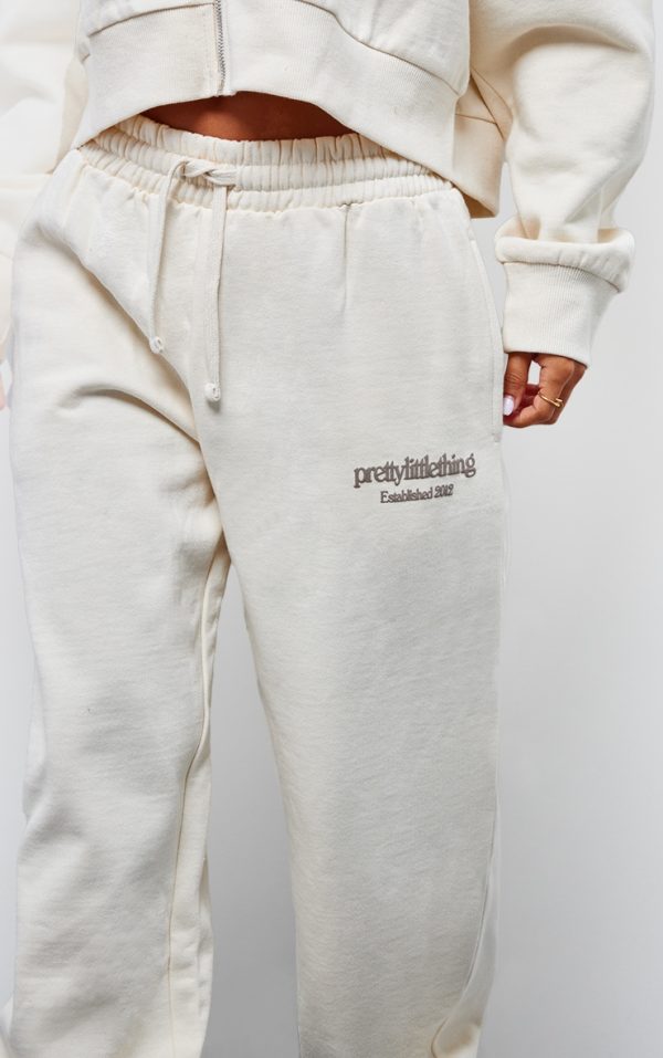 06e7f71e18e7baff5c27e4c31f0c6788cb68a86f_CNK1316_4_prettylittlething_petite_cream_premium_print_wide_leg_joggers