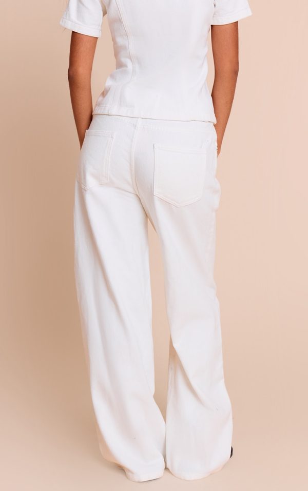 07ac5307096c09426623ce52fc39c2568a2c27b9_CNM6384_3_petite_white_mid_rise_straight_leg_jeans