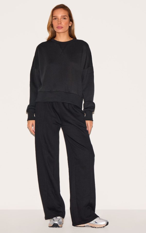 07f8e01dd514a201c080840ce6bccf16a5ca3f44_CNM0182_3_black_boxy_basic_sweatshirt