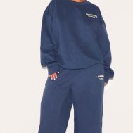 0906a64354e4243f3bff154cd8ebd4aded8bdd2c_CNK3386_1_prettylittlething_plus_navy_printed_premium_straight_leg_joggers