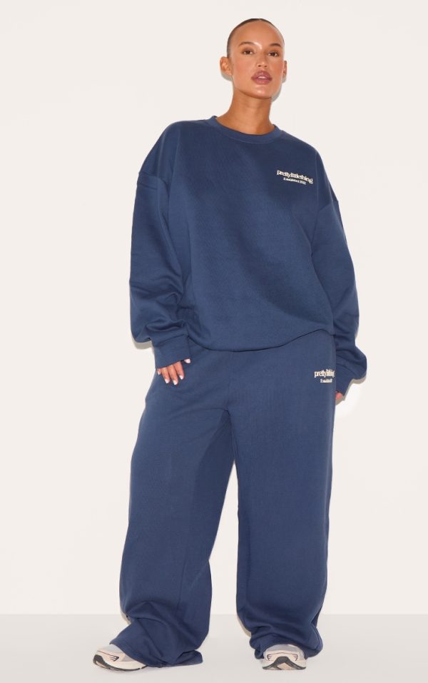 0906a64354e4243f3bff154cd8ebd4aded8bdd2c_CNK3386_1_prettylittlething_plus_navy_printed_premium_straight_leg_joggers