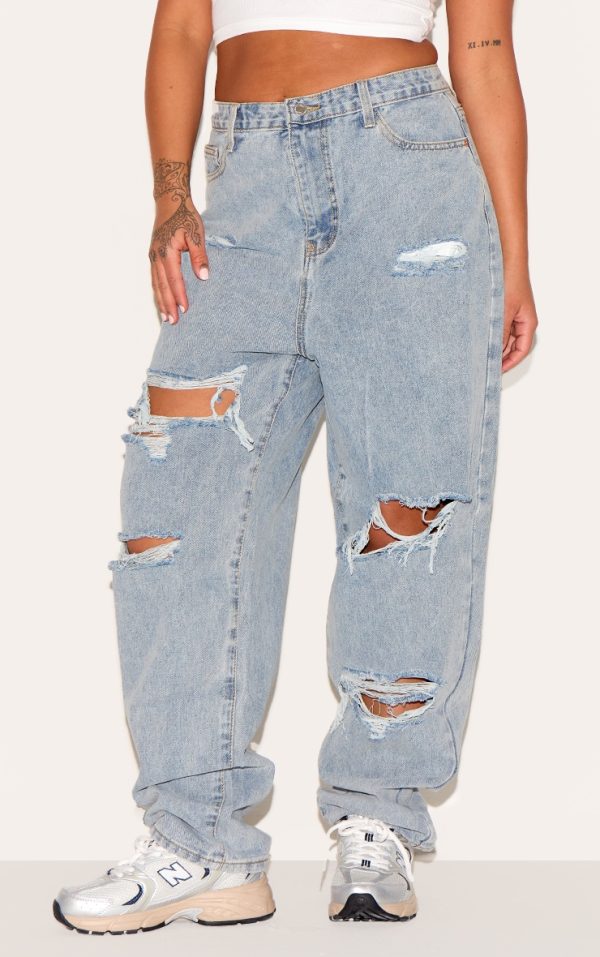0944ce2d5e89ee941a5aa780e3c784ab4245cef4_CML7788_2_prettylittlething_plus_light_wash_ripped_mom_jeans