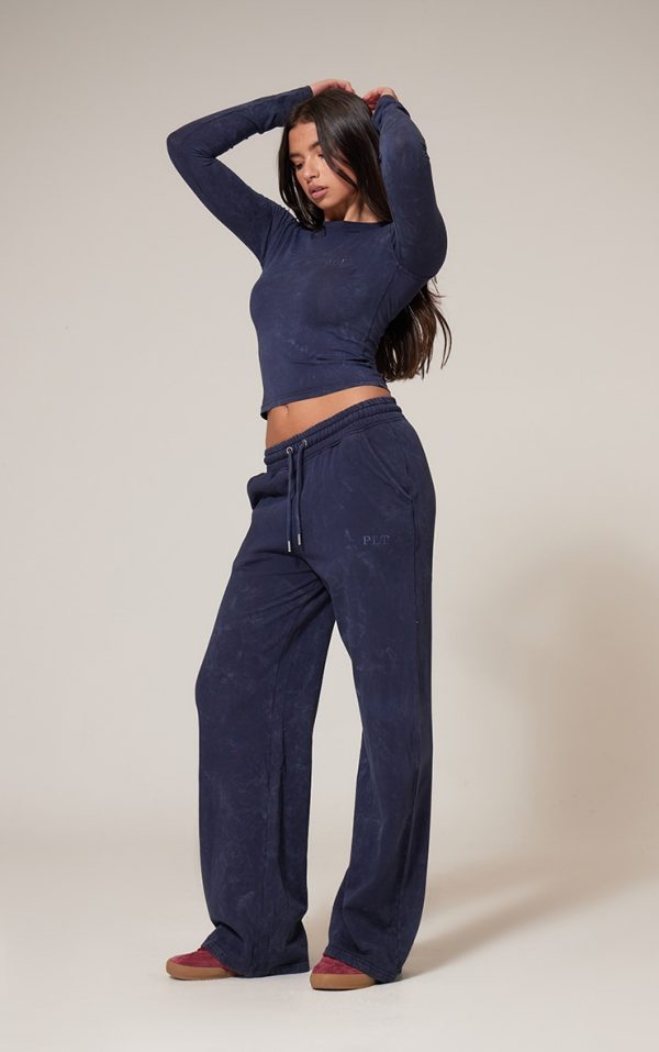 09949ea6ea3ffe4e3fc977f12ce65c24345ed501_CNK5071_1_prettylittlething_navy_washed_low_rise_oversized_wide_leg_joggers