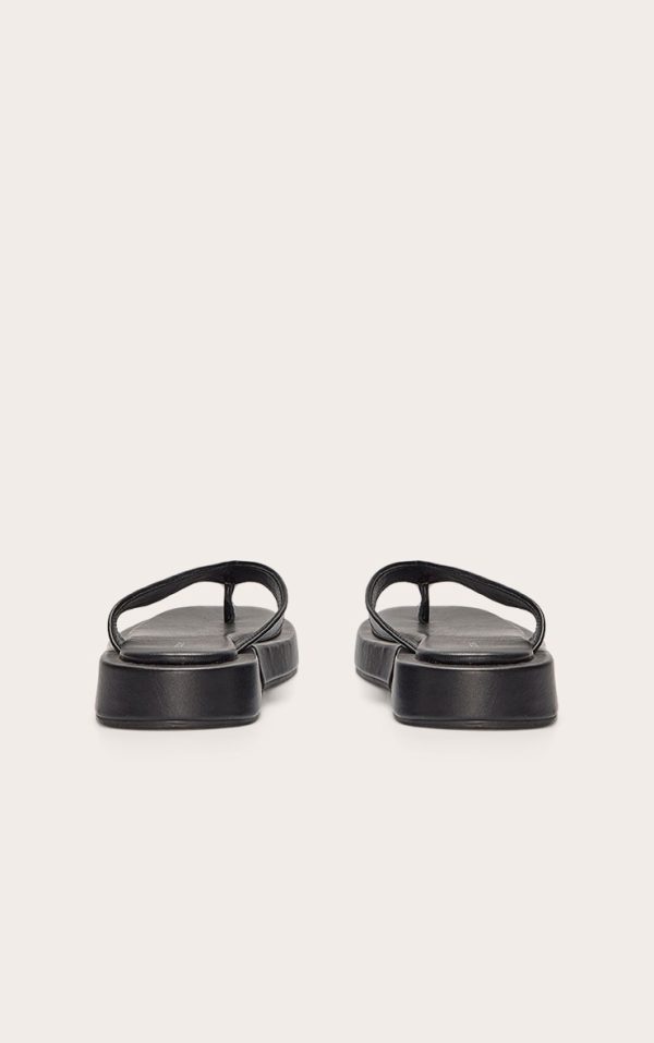 0a6d85921f866e7918226b4a26b0644f81724274_CNL6572_3_black_pu_round_toe_thong_flatform_sandals
