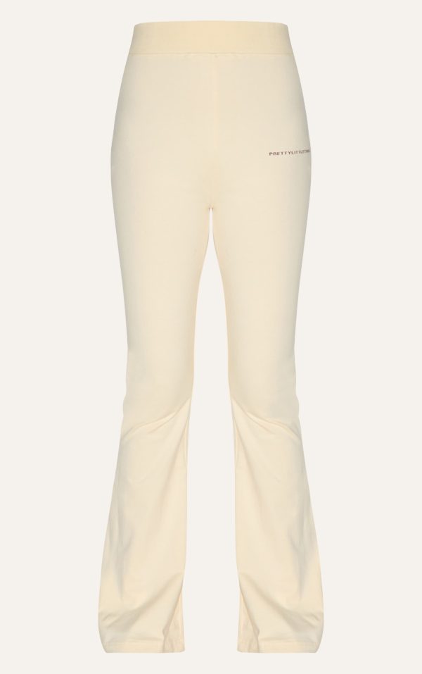 0be7c33cd0daf4b49bba2182e57d912c9b06e6da_CNI8523_5_prettylittlething_beige_printed_flared_trousers