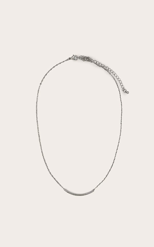 0c6a0bb7e80739526dd5f981a80fc611bb2abff2_CNL7909_1_silver_metal_bar_detail_necklace