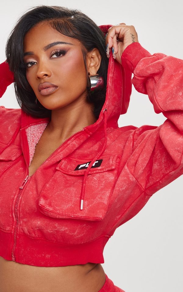 0cd243e4d32788223329bc3b171003c137b93e8c_CNK0466_4_prettylittlething_shape_washed_red_shape_cargo_cropped_hoodie