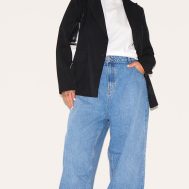 0cf3f691d4906e2be3974e80b2cda4a66d64d764_CNG5458_1_prettylittlething_plus_mid_blue_wash_high_rise_boyfriend_jeans