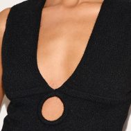 0d301afa35db287189102548d2867e1f3bbca786_CNL6080_4_black_soft_knit_plunge_detail_crop_top