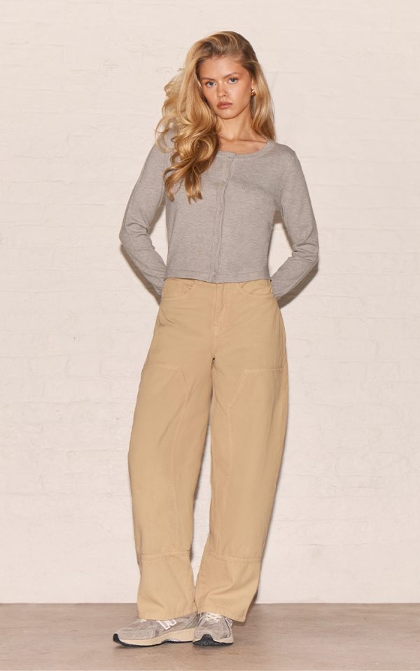 0db94bffc56951b7f69276008b82347a2494d399_CNK9216_1_sand_carpenter_seam_detail_jeans-1