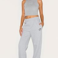 0e1ee1872a98d941a94d05bfa771bdd70abaae82_CNF8465_1_prettylittlething_ash_grey_logo_embroidered_wide_leg_joggers