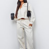 0e9da60985410b9e5161bfb46f75b6eb331149ab_CNK1316_1_prettylittlething_petite_cream_premium_print_wide_leg_joggers