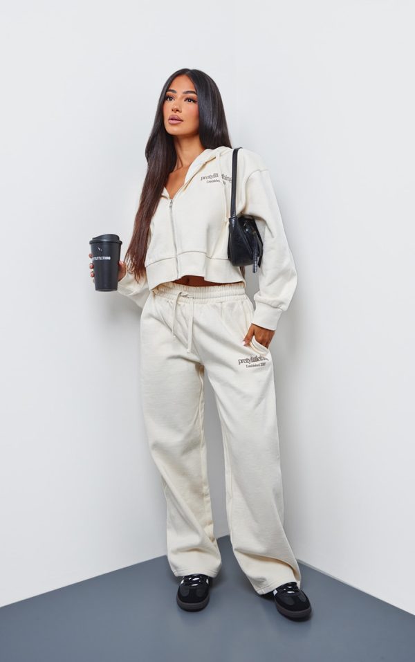 0e9da60985410b9e5161bfb46f75b6eb331149ab_CNK1316_1_prettylittlething_petite_cream_premium_print_wide_leg_joggers