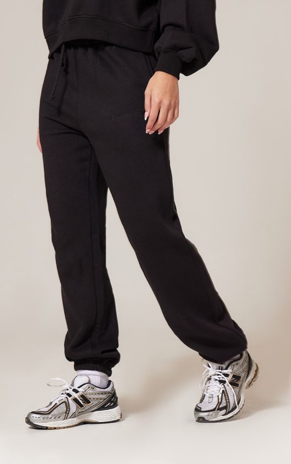 0ef3fa5bb7dfcbf4a7e116c61560efaab0cdc404_CNK6318_2_prettylittlething_black_oversized_embroidered_cuffed_joggers