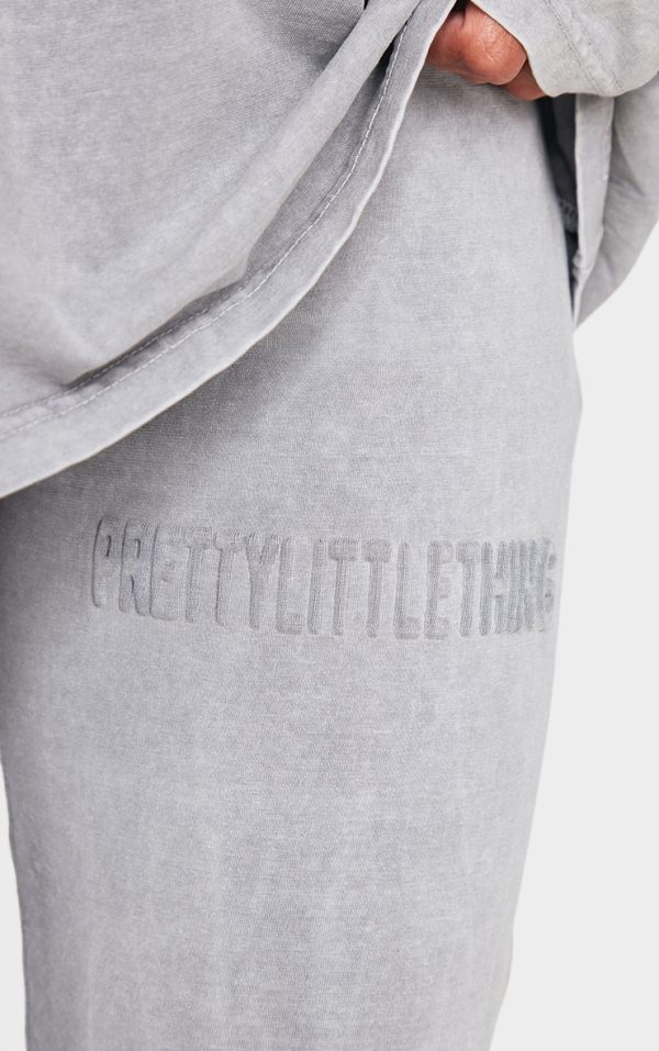 0f059685c325d70f7b0890ce2dad5c3bbcbd4e4d_CNK5266_4_prettylittlething_light_grey_embossed_logo_washed_skinny_flare_trousers
