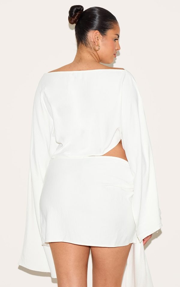11b12db8200c96a4f7194755695f81a550770dd7_CNM7816_2_plus_cream_floaty_woven_slash_neck_long_sleeve_top