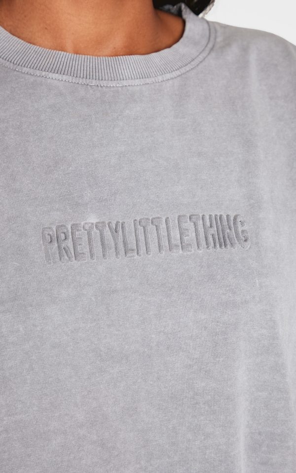 11db2b25e8b859fbd1b15b08a7b1ae758bae0328_CNK5267_4_prettylittlething_light_grey_embossed_logo_washed_long_sleeve_t_shirt