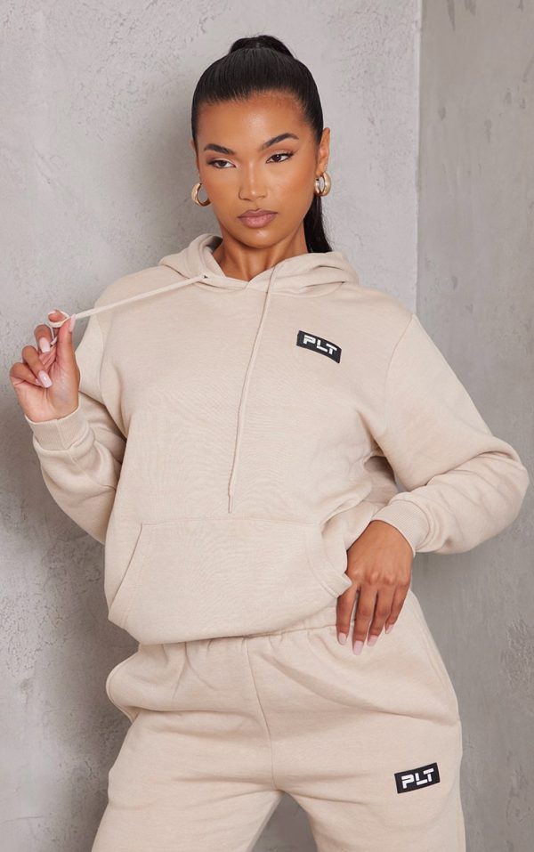 13302a5005de313829926f2258016b3e42a8decc_CNE5698_1_prettylittlething_sand_logo_badge_detail_oversized_hoodie