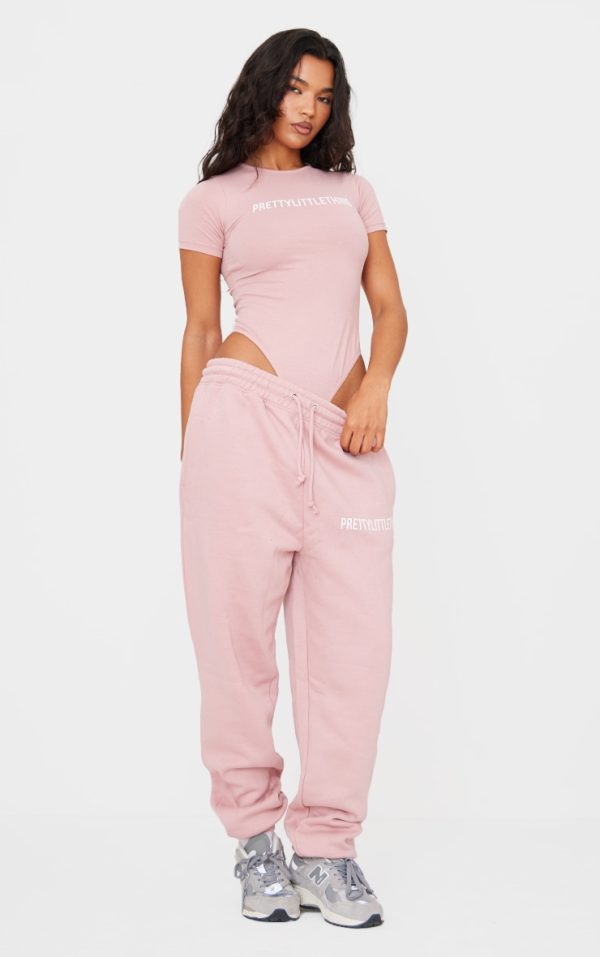 1398c20be30c0a19d432ebba8c605cf4edf792d1_CNF2379_3_prettylittlething_light_pink_logo_short_sleeve_bodysuit