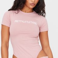 172651ccbd87cce7c191facce5397f8020621fb0_CNF2379_4_prettylittlething_light_pink_logo_short_sleeve_bodysuit