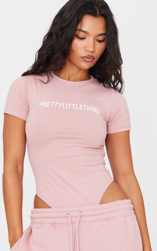 172651ccbd87cce7c191facce5397f8020621fb0_CNF2379_4_prettylittlething_light_pink_logo_short_sleeve_bodysuit