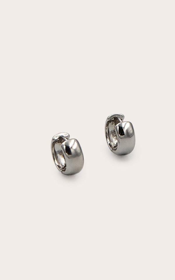 17b76ba6478f7eebcb1b7f031bbd9d3d0be53de6_CNM0665_1_silver_chunky_mini_hoop_earring
