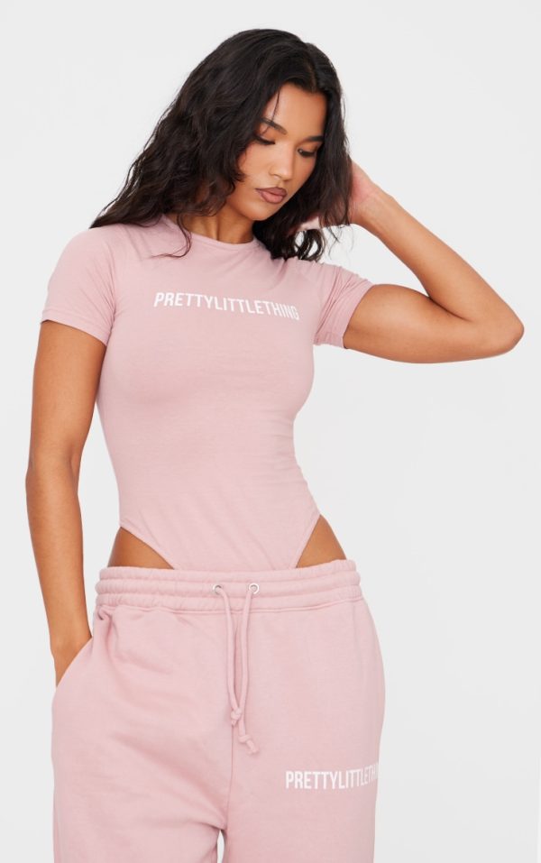 19ab25477dd2c33dd82ebd4a17a68cb9754964ba_CNF2379_1_prettylittlething_light_pink_logo_short_sleeve_bodysuit