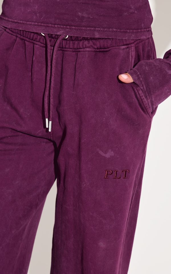 1a63361bc150aae1c0c68bc66dcc3fe740f0f875_CNL8058_4_prettylittlething_plum_washed_low_rise_oversized_wide_leg_joggers-1