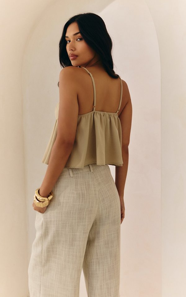 1a6c06b6497b926e3a225cf49e46e33a66631e65_CNN0329_2_beige_woven_floaty_cami