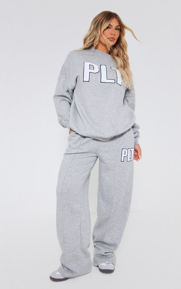 1a6fc7717aeaf1de982eac50159020a9408d3747_CNF8396_3_prettylittlething_ash_grey_borg_applique_oversized_sweatshirt