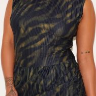 1b520073b578f331a6763228c0c0d2d029b72bd2_CNK6242_4_plus_black_plisse_high_neck_top