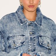 1bdc55ea722d994883b5b3a238928d7111529759_CNH1982_4_plus_light_blue_acid_wash_pocket_detail_crop_denim_jacket