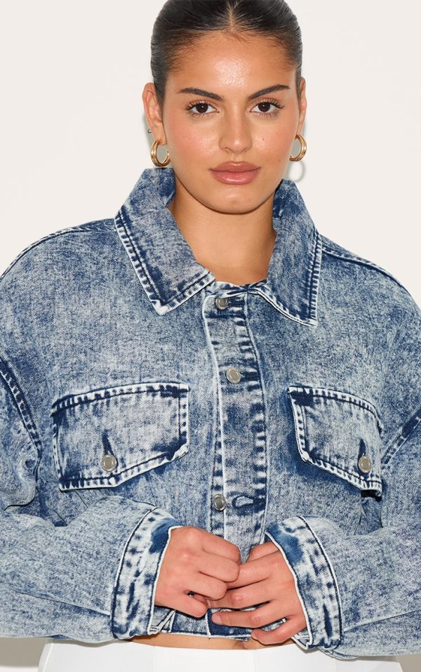 1bdc55ea722d994883b5b3a238928d7111529759_CNH1982_4_plus_light_blue_acid_wash_pocket_detail_crop_denim_jacket