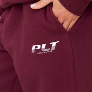 1c4e42157121ee1a4b013f96ab58df4e66d38367_CNL5839_4_prettylittlething_tall_burgundy_logo_printed_wide_leg_joggers