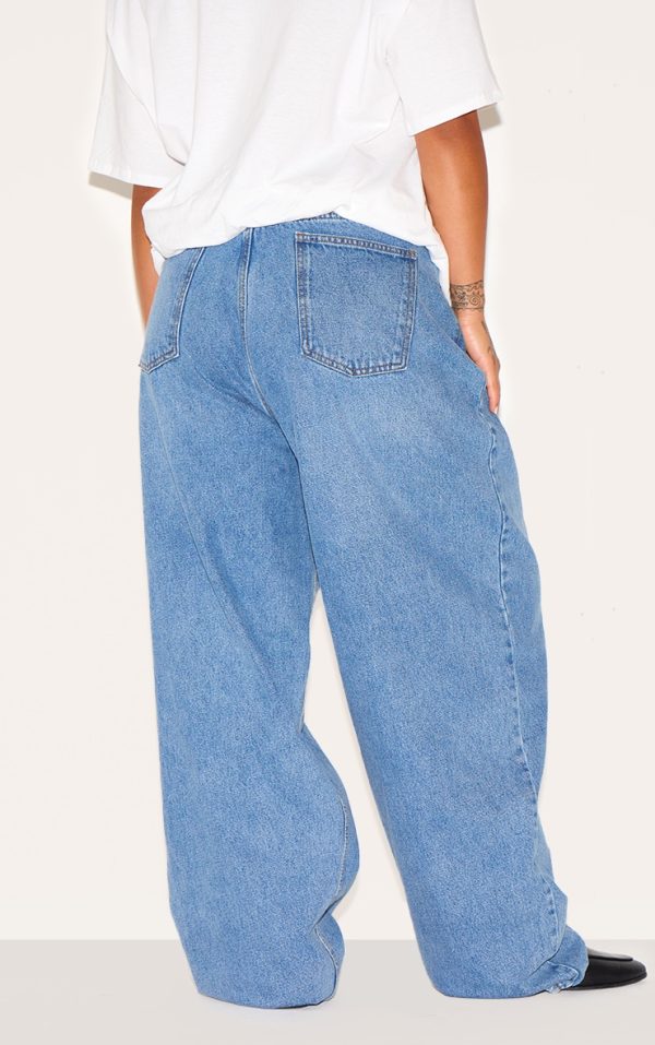 1c57175b490d2d567633602df2752a246936a08b_CNG5458_3_prettylittlething_plus_mid_blue_wash_high_rise_boyfriend_jeans