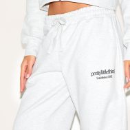1d10067fb148fb16610b518786da4e304e7d792f_CNK1757_4_prettylittlething_ash_grey_premium_print_wide_leg_joggers