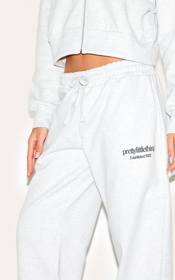 1d10067fb148fb16610b518786da4e304e7d792f_CNK1757_4_prettylittlething_ash_grey_premium_print_wide_leg_joggers