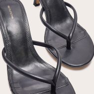 1e91f28677e910a779b0a8d53012d1730e6545b7_CNK0118_4_black_pu_toe_thong_heeled_mules