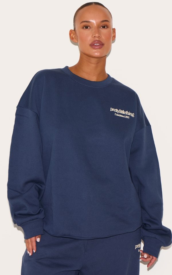 1ec9231eace07be7694502886598d9a002270bb9_CNK3385_1_prettylittlething_plus_navy_printed_premium_oversized_sweatshirt